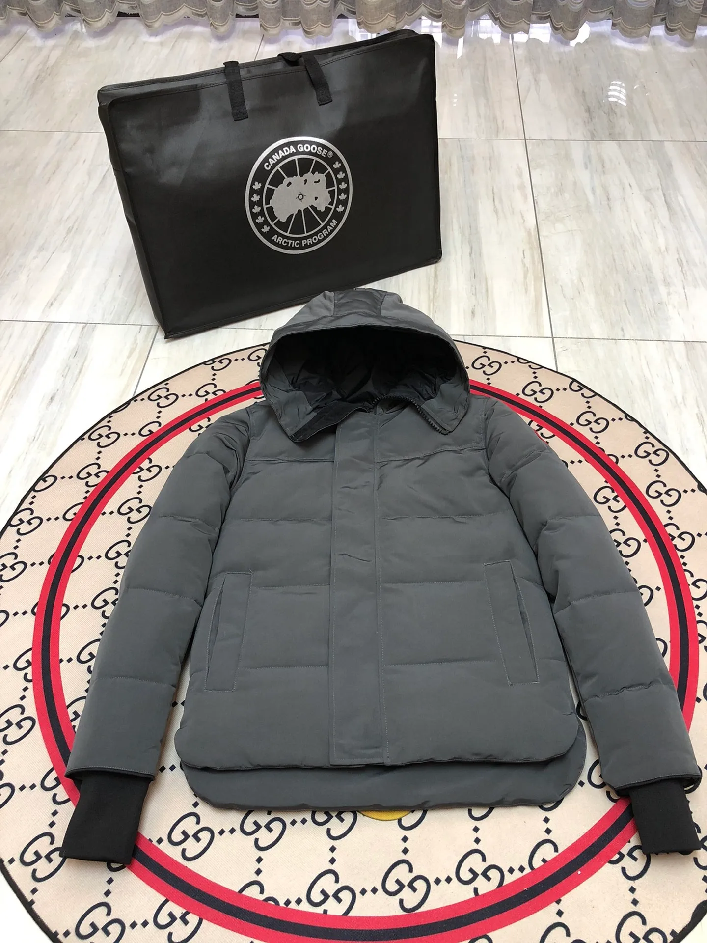 P660 counter quality 🇨🇦canada goose""🇨🇦millan parka 17 styles for men and women, short style without fur collar, chosen by Arctic and Antarctic expedition teams as winter wear, the Rolls Royce of down jackets. ➖ Industry-leading anti-counterfeiting chip sensing. ➖ Imported Behringer embroidery machines and customized embroidery labels, the highest level and industry leading. ➖ Imported Korean 21-count polyester-cotton blended original fabric, tc85 waterproof coating fabric, water-repellent, windproof and wear-resistant. ➖ The new national standard 80 white duck down is filled with an average of 520 grams of down. The amount of down filled is industry-leading. ➖ 100% nylon lon lining with double double-layer sealing design to prevent velvet running, seamless thread design on cuffs! ➖ Western Canadian Green Wolf Collar. ➖ Yoshida ykk provides original custom-made electroplated sliders. The ykk two-way lockable zipper is tight and smooth and does not peel off paint. ➖ 3m composite Velcro is durable, and all accessories and hardware are custom-made. Note: Our copywriting is only simple and clear. Instead of bragging about the copywriting, it is better to compare and understand with samples. Only for the purest, most focused, most professional, highest quality, and highest sex!